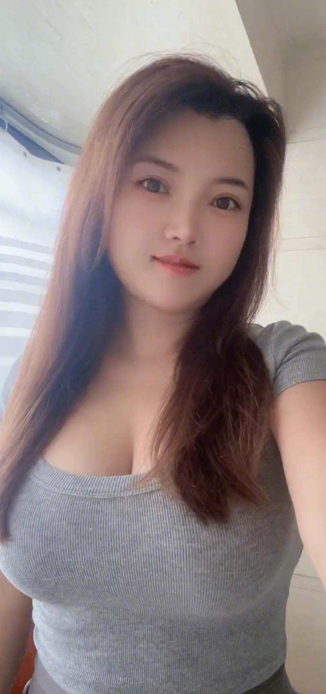 白娘子在下雨的时候故意骗走了许仙的伞，牛郎在织女洗澡的时候拿走了她的衣服。
你要