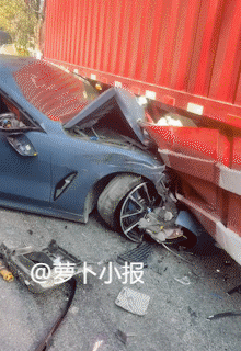 直觉告诉你，这种事故一般是谁的责任？
1月26日，网友发布视频，蓝色小车夹在两辆