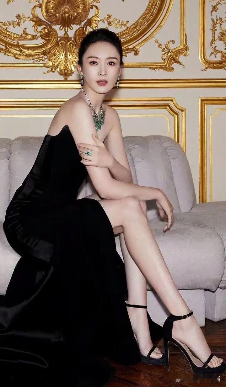 这位美女演员第一眼看上去确实长得很像章子怡，不过她没有章子怡那么有气质，属于小家