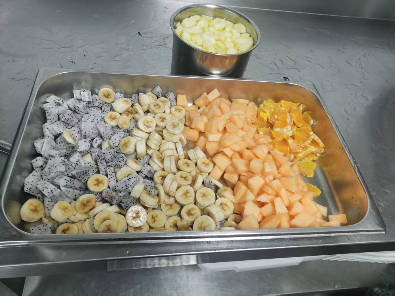 今天第一次学做水果沙拉，
刚把五种水果切好，
分别是苹果，香蕉，哈密瓜，
火龙果