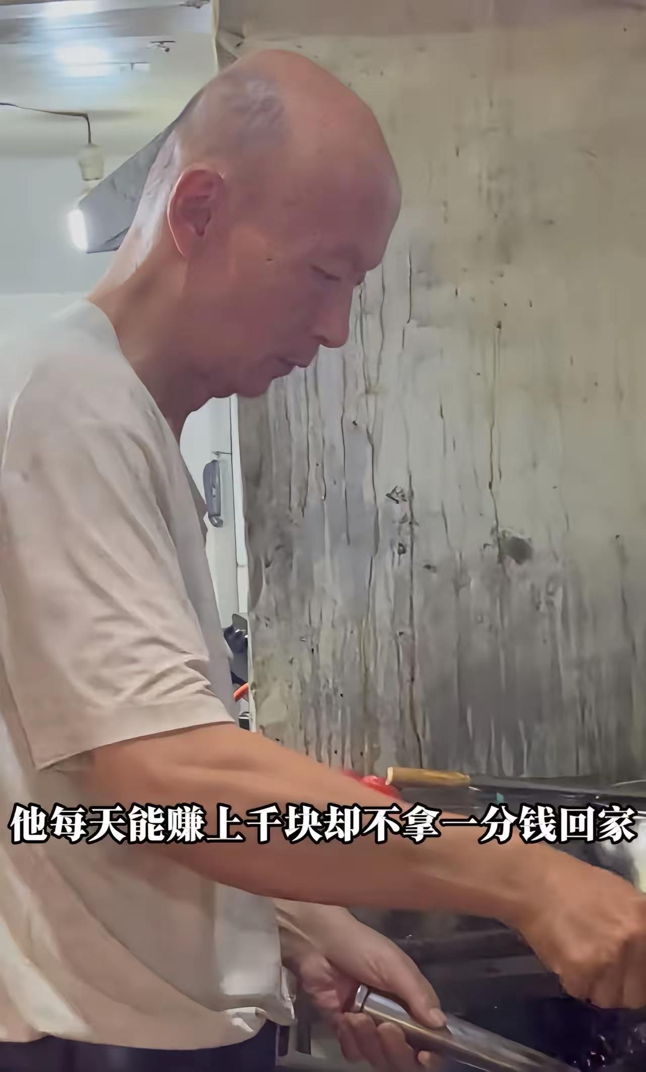 这个烧烤店老板每天能赚上千块，却不拿一分钱回家。妻子受不了，跟他离了婚。父母骂他