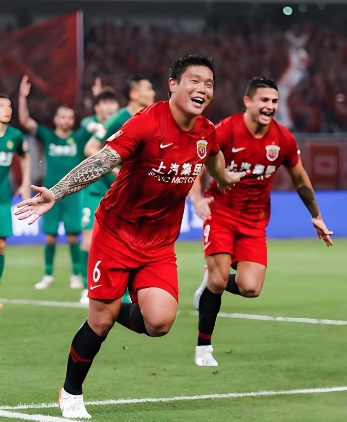 #海港将为吕文君蔡慧康举行退役仪式#中超联赛首轮，上海海港将主场迎战河南队。本场