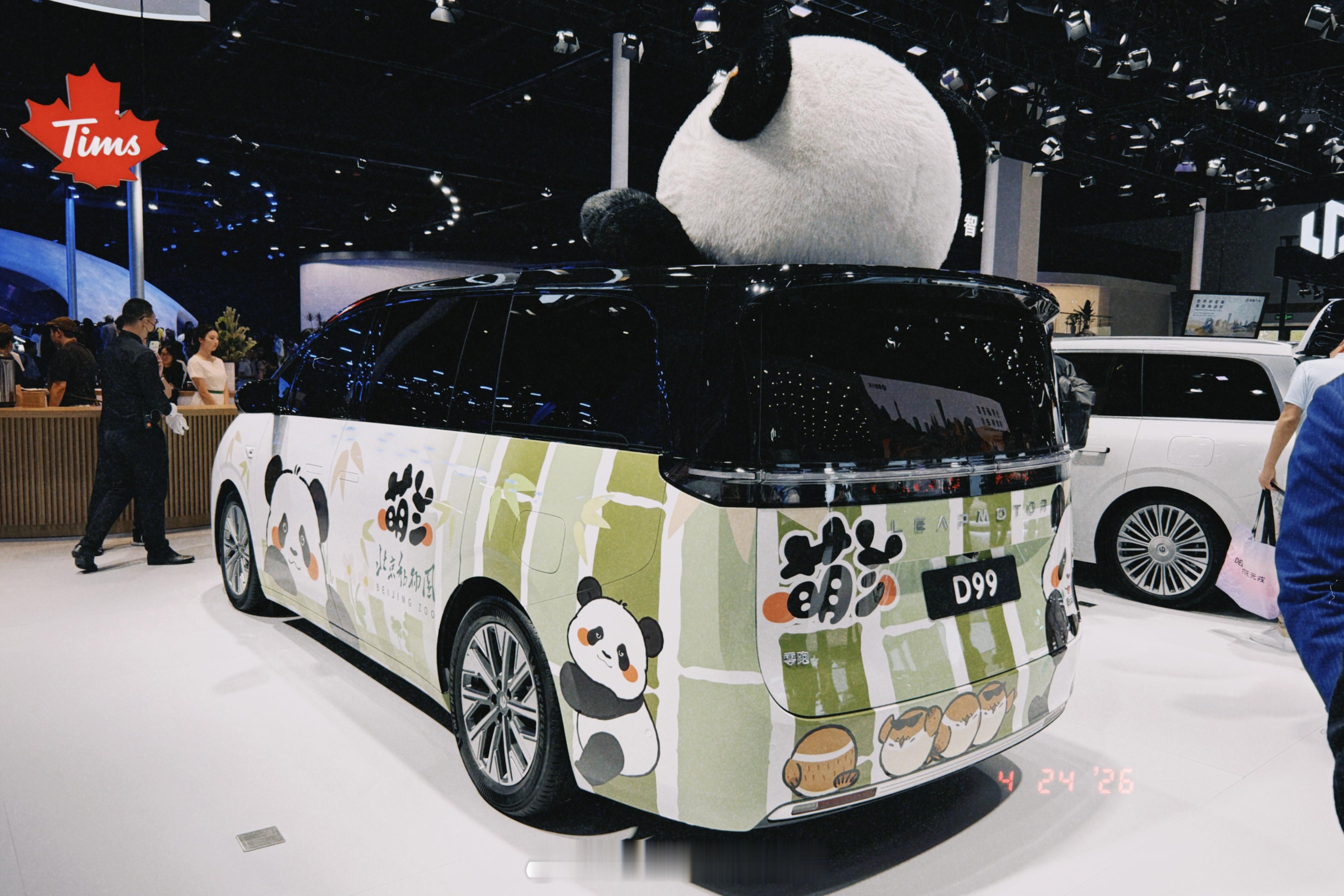在北京车展零跑展台上未上市的旗舰MPV D99联名熊猫萌兰涂装车，由小吕的工作室