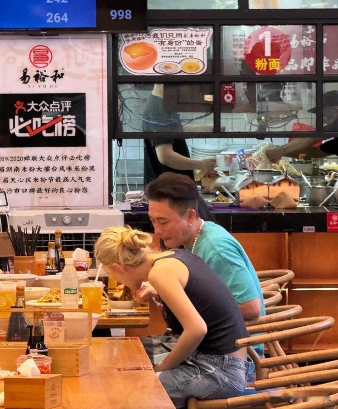 就在刚刚
黄宗泽的新恋情有结果了
这个结果令人大吃一惊，原来

根本不是啥“老牛