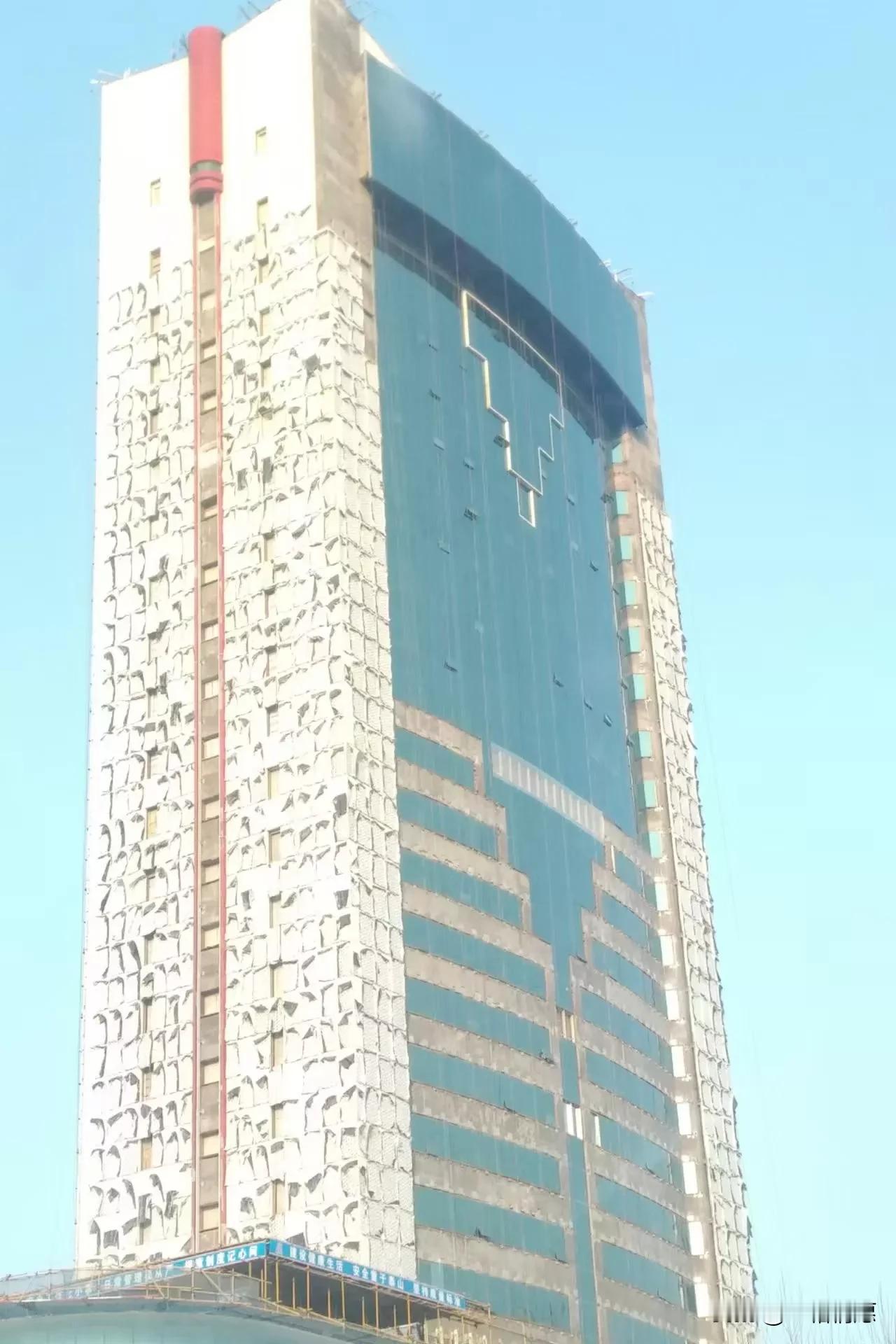 泰安电力大厦这是咋的了 ? 看起来怎么辣么恶心 !今天路过泰安东岳大街的电业局大