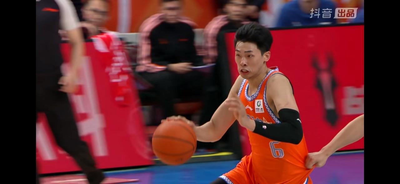 难道赵睿这个球不吹违体犯规吗？

        在刚刚结束的北京北汽男篮客场挑