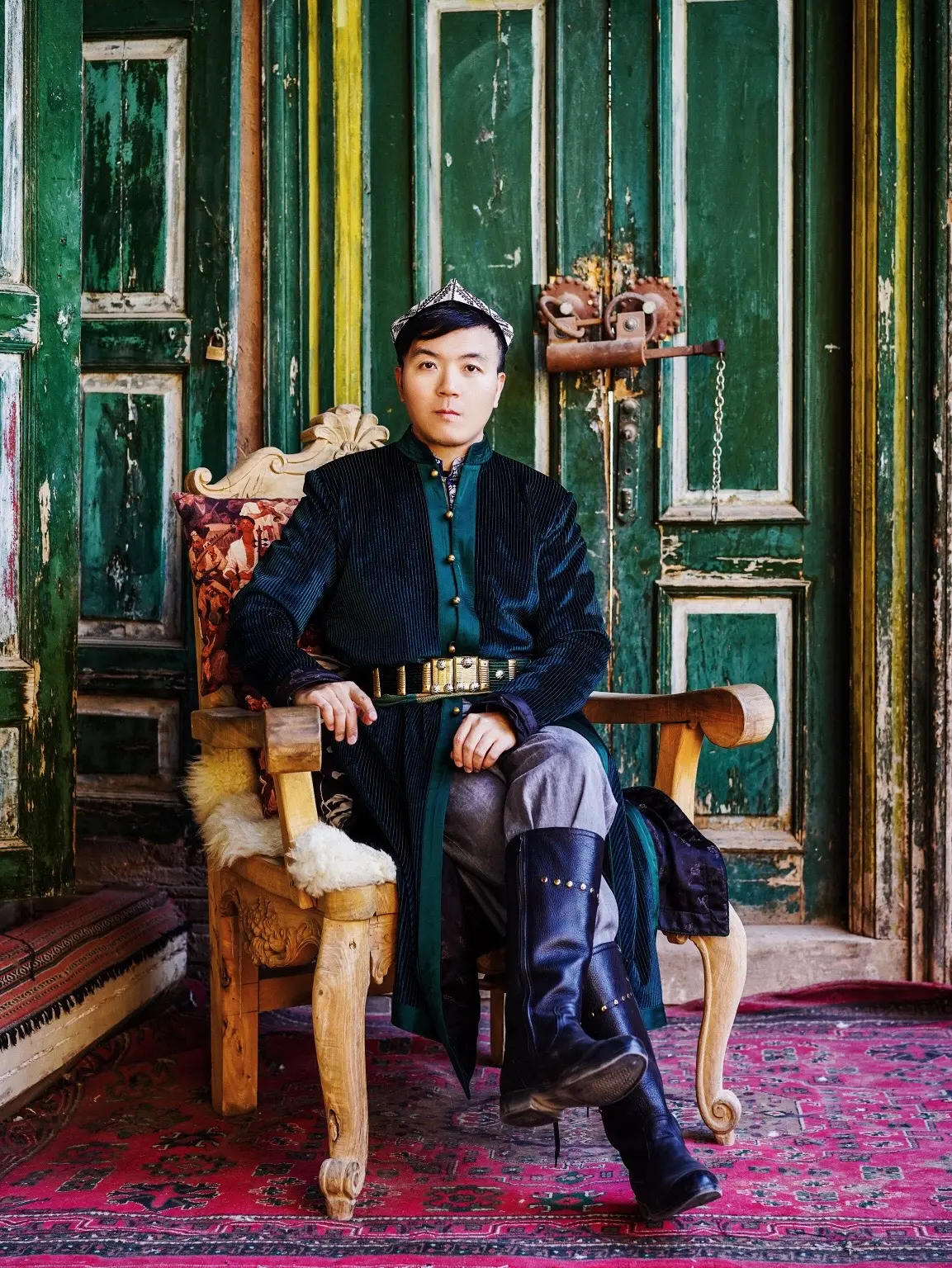 穿维族服饰🕺去了趟阿凡提中巴依老爷的家。请叫我维吾尔族小哥哥！[看] 来喀什旅游，蟹哥当然要把我们56个民族的变装秀持续到底，这次又解锁了维族服饰，小帽一戴，绿色丝绒质地的大衣一穿，别说还挺贵族气的[笑哭]就说有没有新疆那味儿吧[思考] 
可以说整个古城内都是天然的背景板，随便拍都是人像大片，但是听说那个大家耳熟能详的阿凡提中巴依老爷的家在喀什也有原型，那当然就安排去走一个喽，基本上很多人都会选择来这里取景拍人像。 
300多年历史的巴依老爷的家，整个民居的空间高低错落、渗透交融，占地竟然有700平，装修也是沧桑怀旧风，维族风情味儿十足，老式的物件也可以是很好的摆拍道具，一步一景，很多拍摄机位都可打卡。 
「TIPS」 
❶巴依老爷的家门票30/人，若和老爷爷合影5/人
❷租衣服在一家超有名气的店「入迷文创」，很多明星也在这里租
❸古城内步行可去往任何想去的地儿