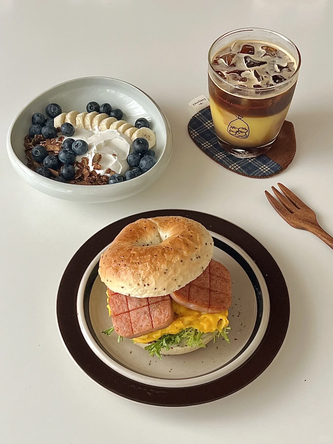 早餐｜午餐肉滑蛋贝果三明治🥯蓝莓酸奶碗🥣