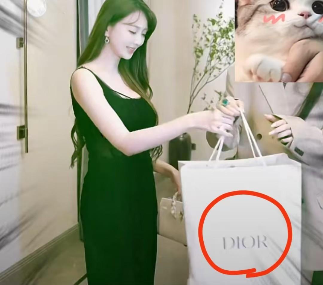 除了歌手，叶珂原来还“辣评”过奢侈品品牌。
叶珂在直播时说，衣服自己选香奈儿的，