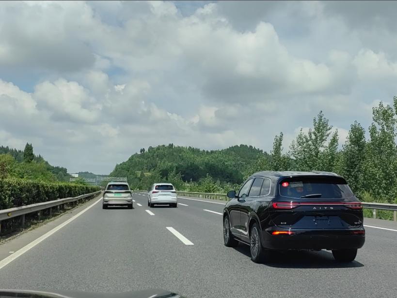 今天在高速服务区吃早饭时，无意中看到一队疑似AITO问界M7的车队驶过，顿时来了