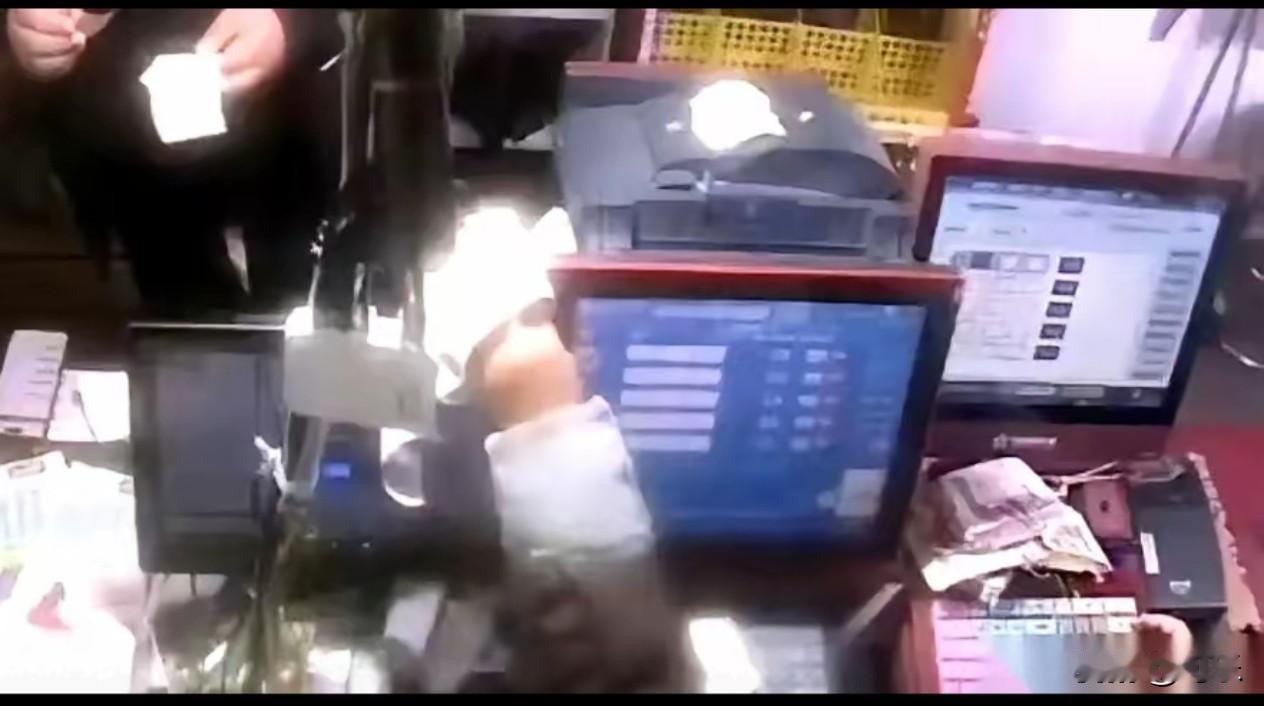 手滑亏10万！扬州彩票店老板哭晕：错把中奖彩票送陌生人，还得自己垫钱
 
扬州彩