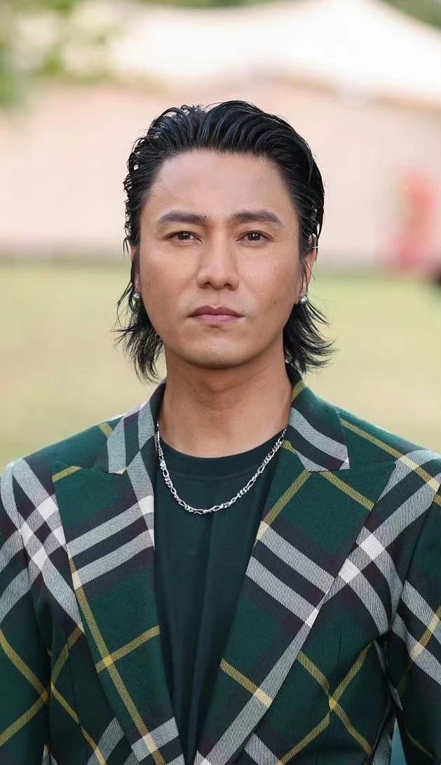 陈坤生图，
不忍直视啊！
感觉他突然断崖式衰老了，
这脸都挂不住肉了，脸也一下子