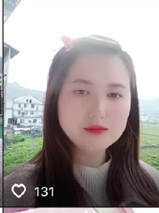 白瞎了又年轻又漂亮，图啥为了一点小事。不能做邻居就搬家，干嘛走极端。冤冤相报何时