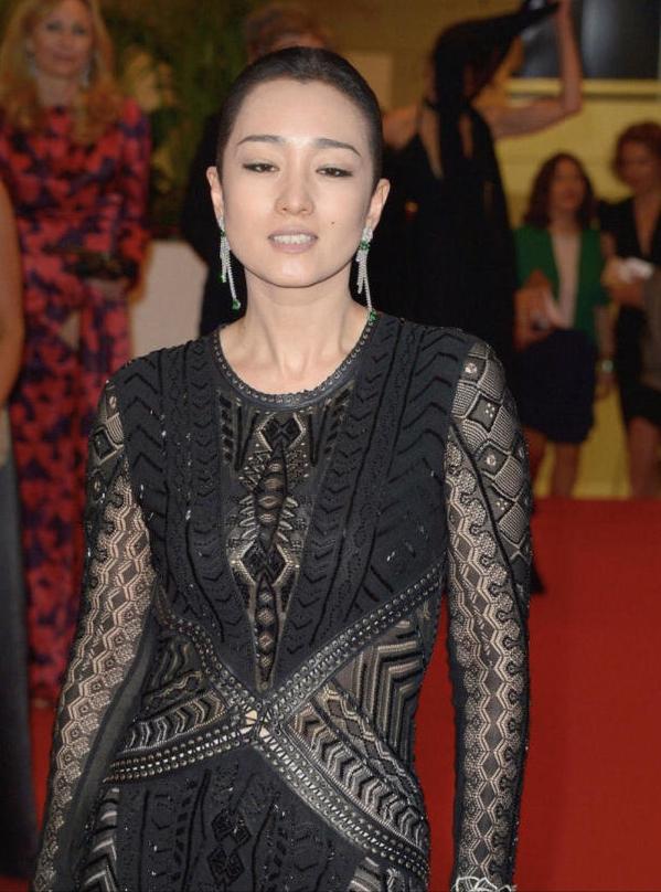主持人，杨澜，采访巩俐说，你和导演张艺谋，有过一段感情，如今相隔这么多年，你们又