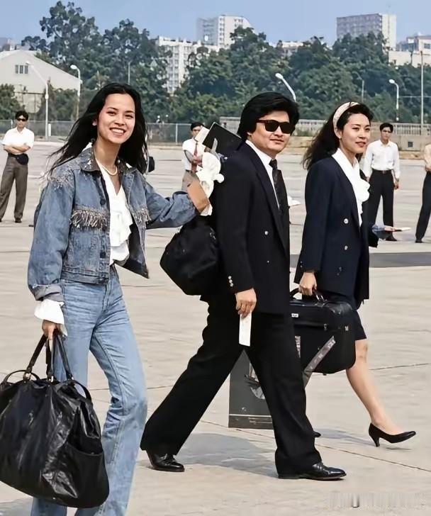 那时是1990年，刘欢和卢璐已经结婚一年多了，卢璐看起来年轻漂亮，刘欢戴一副墨镜