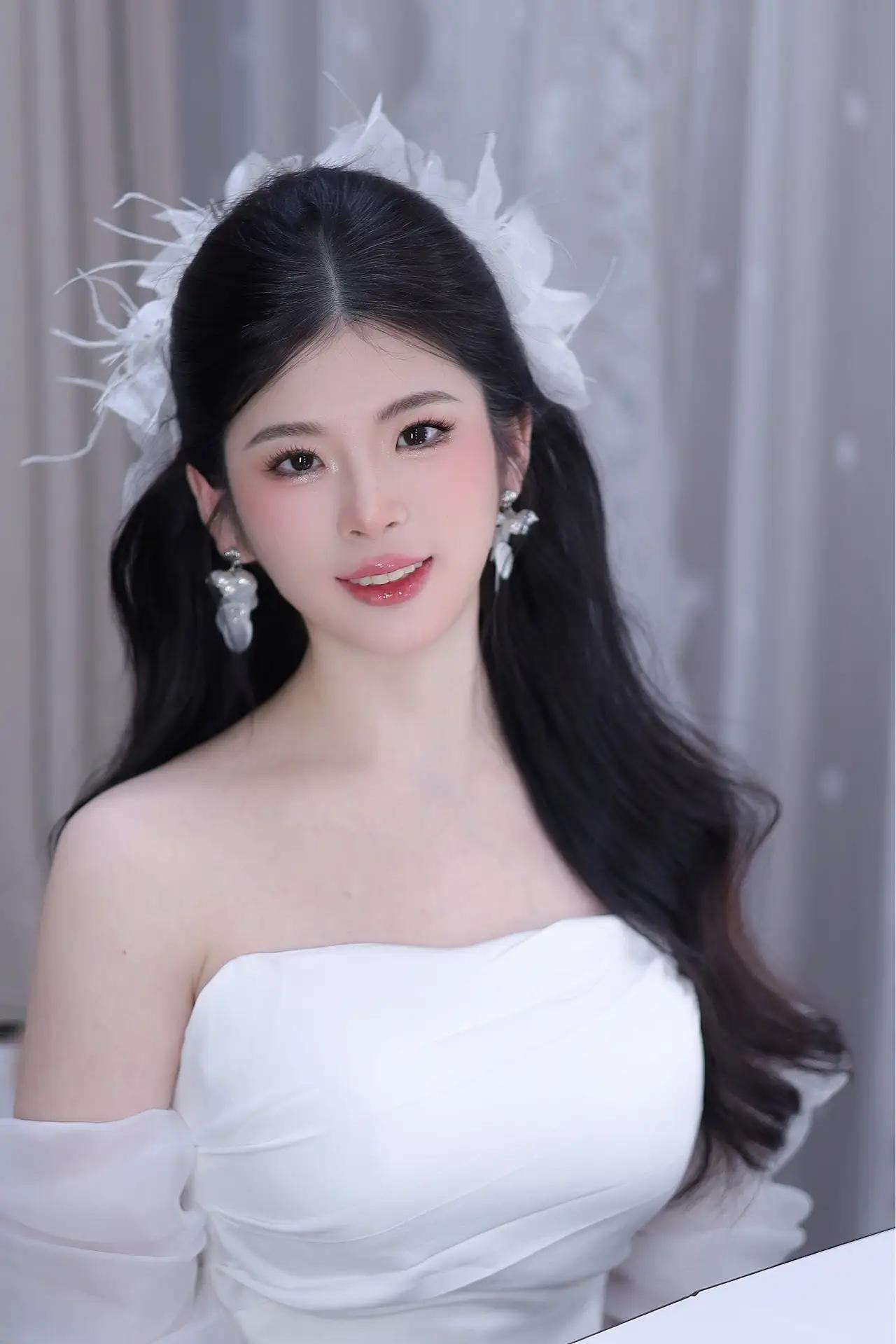 午后的阳光穿过教堂彩绘玻璃，在旋转楼梯上洒下斑斓的光斑。新娘坐在第三级台阶，蕾丝