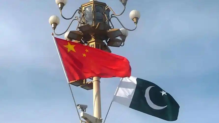 美伊冲突一触即发，巴基斯坦成了关键斡旋者。据央视新闻，特朗普宣布停火前和巴基斯坦