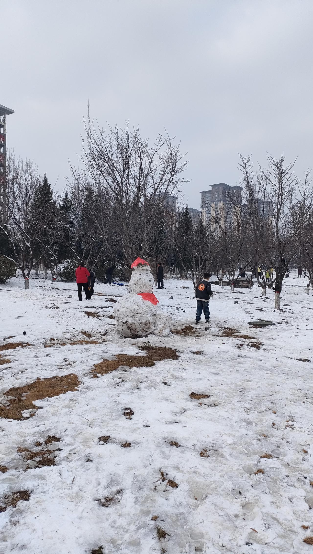分享我这周有趣的事：终于来了一场象样的雪，路上的人在抱怨，孩子们却撒起了欢。相对