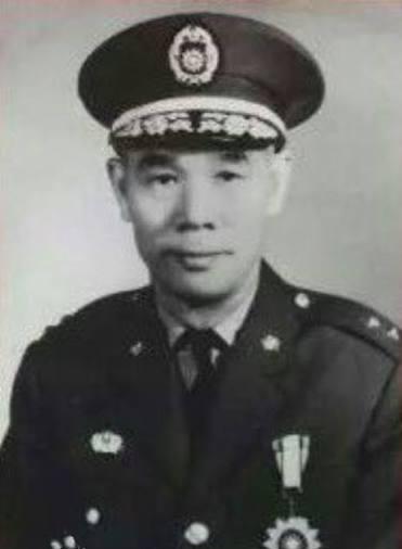 1995年11月，荷兰鹿特丹一间普通寓所里，一位96岁的华人老者在藤椅上溘然长逝