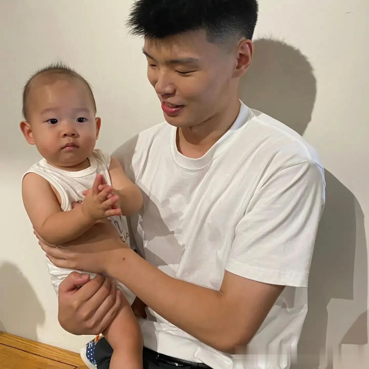 奥运冠军王懿律和郑思维的宝宝👶🏻Aiden的最新合影[奥特曼]
    