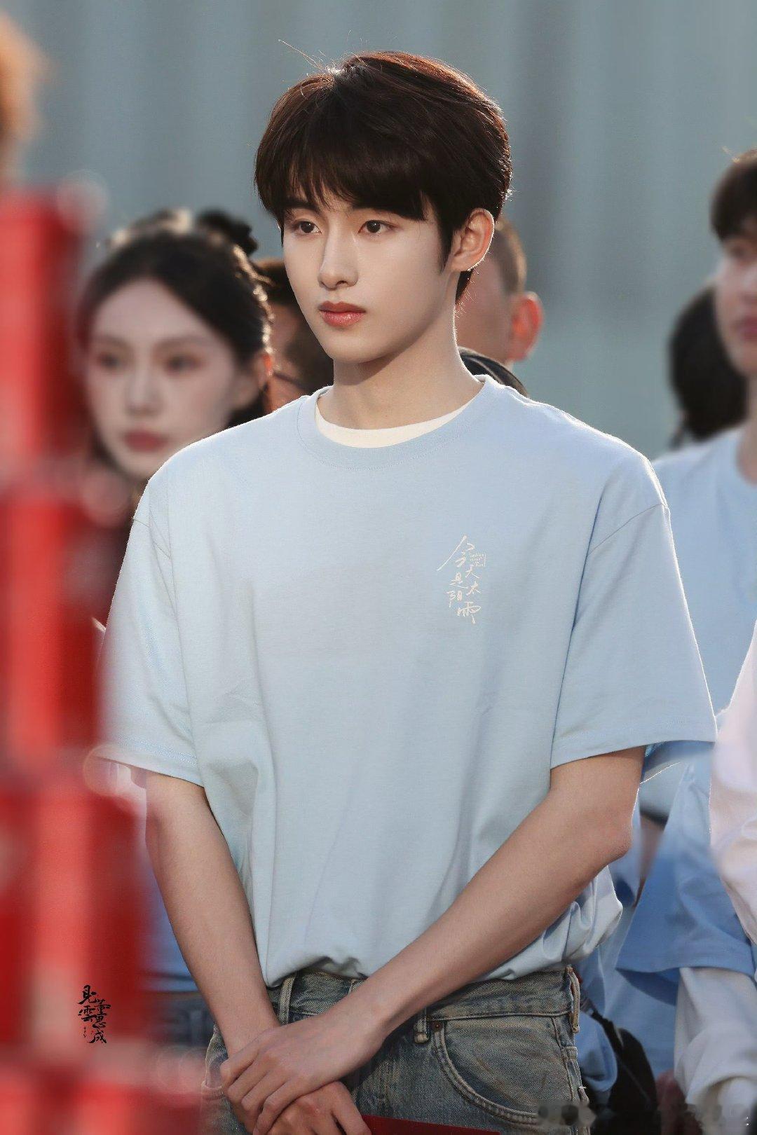 董思成又请粉丝喝奶茶了 董思成今天是太阳雨开机董思成又请粉丝朋友们喝奶茶啦～对粉