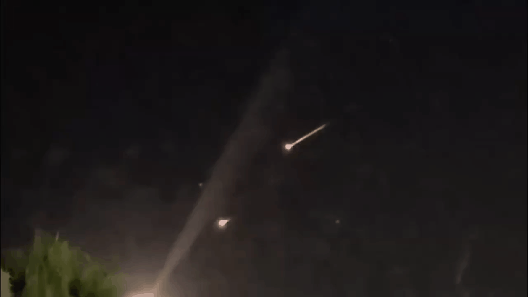 罕见！这是以色列民众拍摄到以色列防空系统拦截伊朗导弹的画面，整个天空就是导弹和反