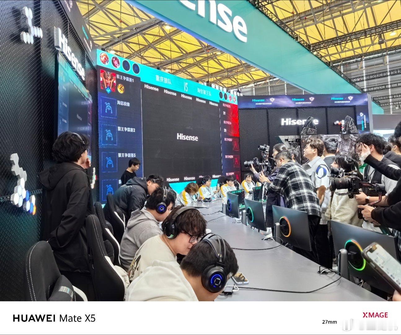 来参加上海#awe2024#，到了游戏区根本走不动了[doge]，用两块投影拼接