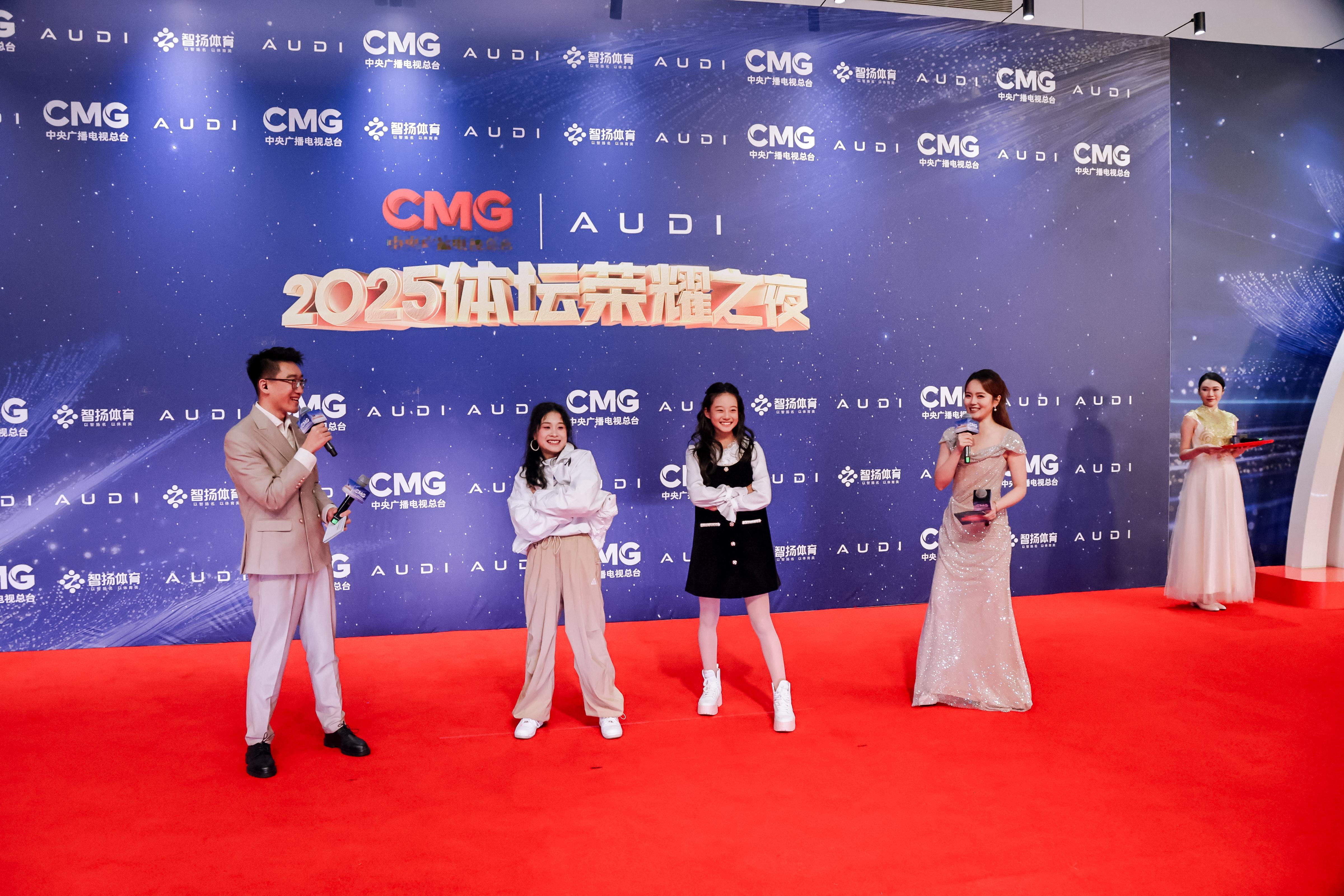 CMG体坛荣耀之夜现场太炸了！总冠名AUDI直接焊死冠军同款！赛场上冠军冲刺的狠