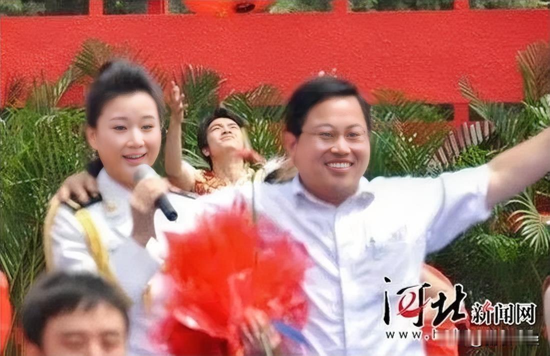 当年上台和宋祖英合影的乡镇书记现在怎么样了？

2011年在河南濮阳“激情广场”