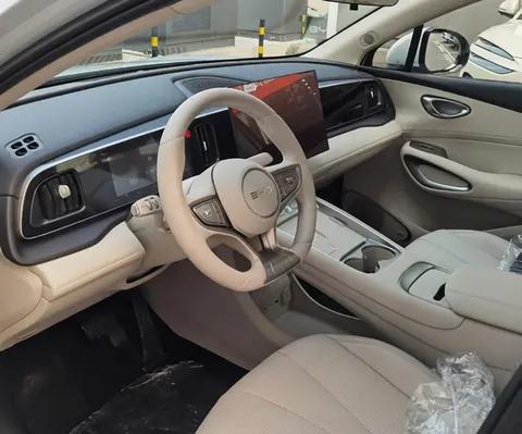 新款海狮05DM的内饰这回清爽很多，可问题也有，钢琴烤漆这类东西上手好看，真用起