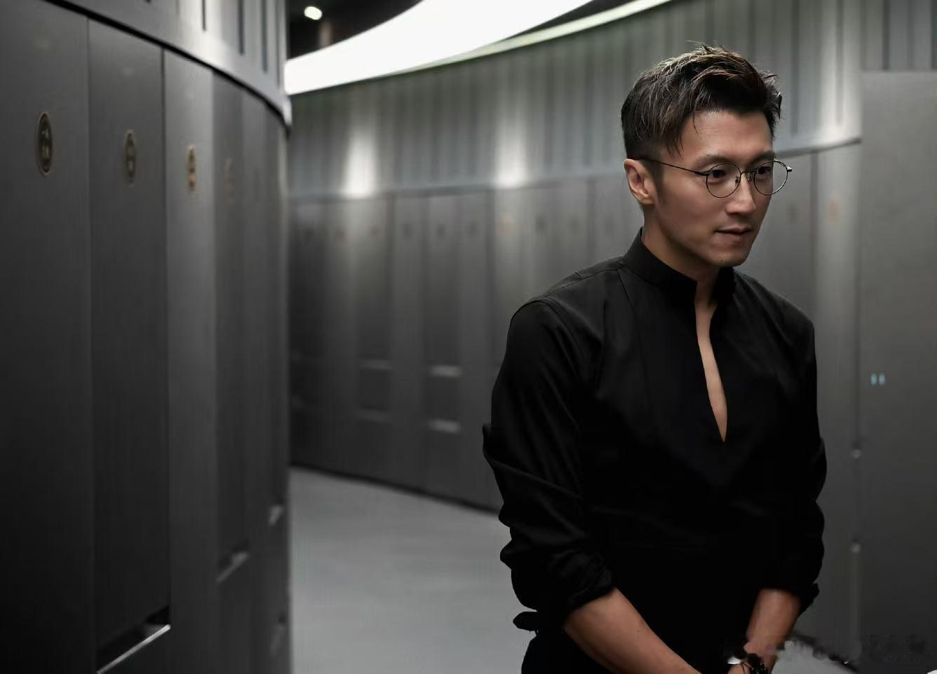 谢霆锋能给我吃一口吗 谢霆锋也体会到不能试吃的痛苦了 谁懂谢霆锋走到李诞身边吐槽