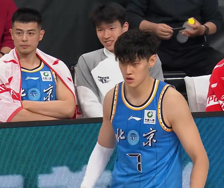 曾凡博复出，徐杰伤退，广东半场狂输26分。
期待的强强对话广东VS北京；然而未尝