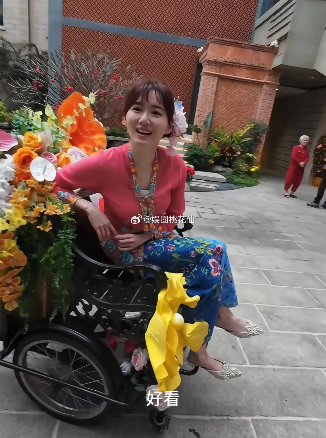 36岁江铠同泉州露面，出轨门后和陈翔退圈，她过得滋润神似毛晓彤 