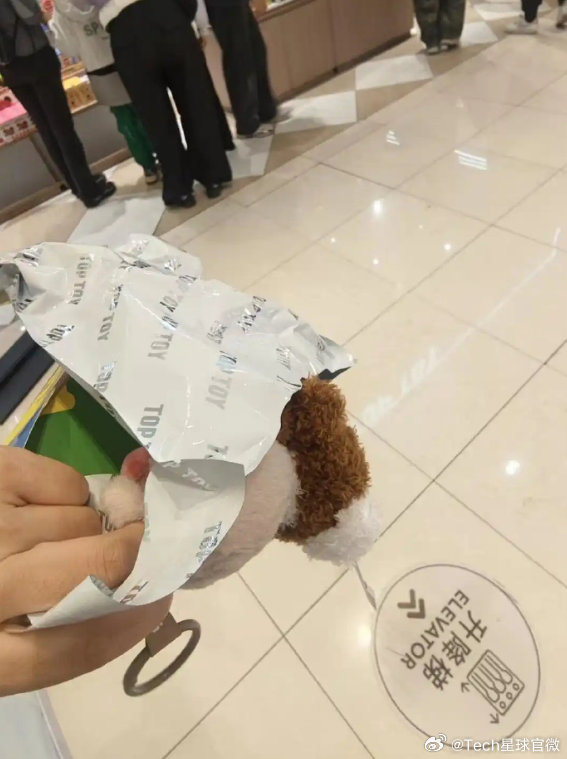 【TOPTOY盲盒被曝拆出二手货】哈尔滨市民质疑TOPTOY盲盒以旧充新近日，消