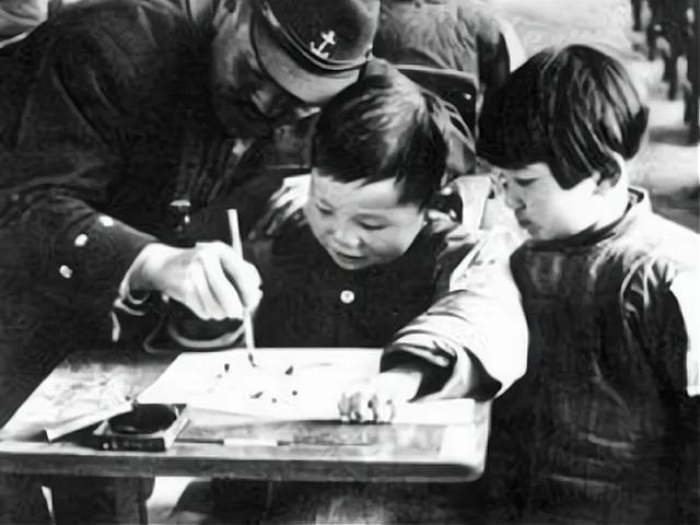 1945年的受降仪式上，一日军战俘见到战友铃木三郎意气风发地站在我军队伍里，大怒