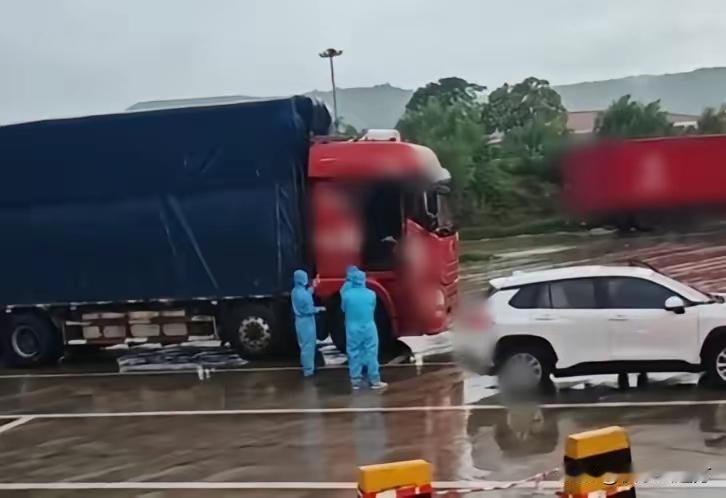 【暖心快讯】陕西服务区司机不幸离世，4条汉子自费千里送车，这一幕看哭无数人！
