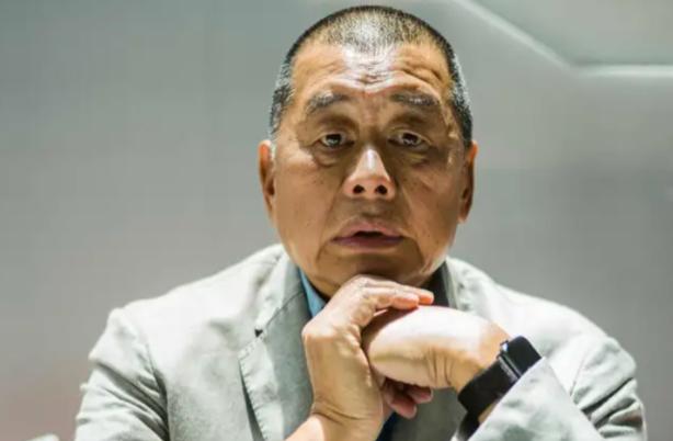 乱港黑手黎智英，自食恶果。

12月15日的香港西九龙法院大楼外，清晨的薄雾还没