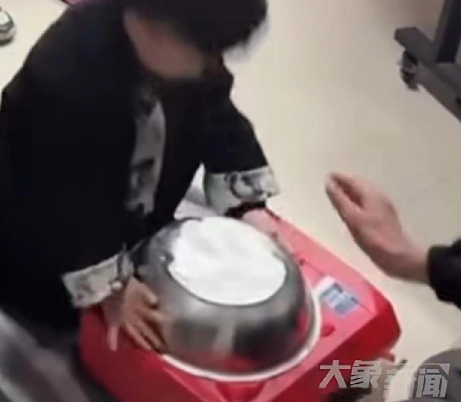 除夕夜小孩刚拿到7万多元压岁钱，不慎被家长弄丢，2月16号，上海田老伯夫妇捡到这