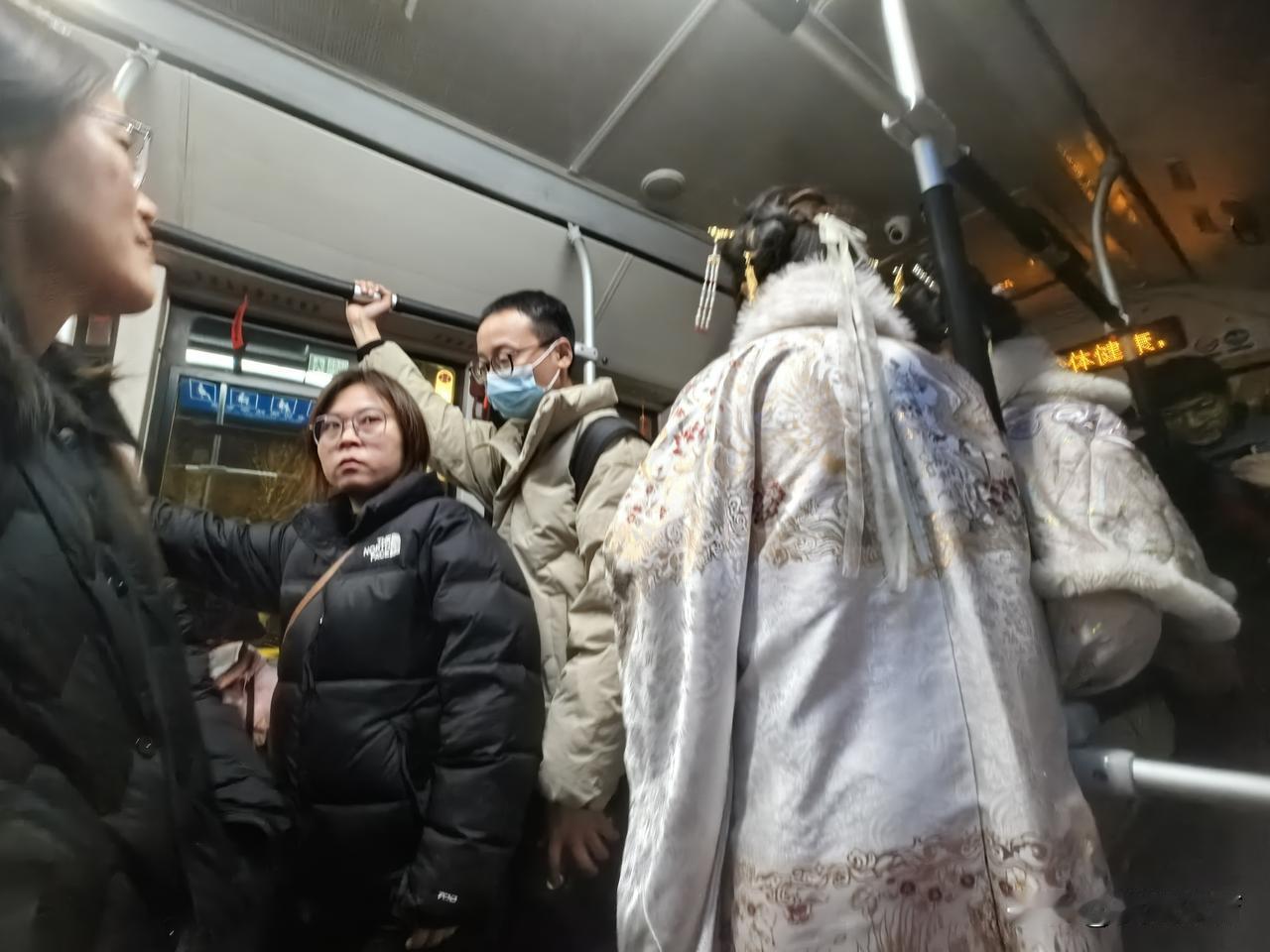 从同庆街上车的古装美女