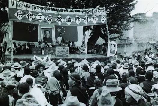 1950年，成都有个香烟店的老板，坐着看报习惯双腿并拢，后背胸膛挺得笔直，双手将