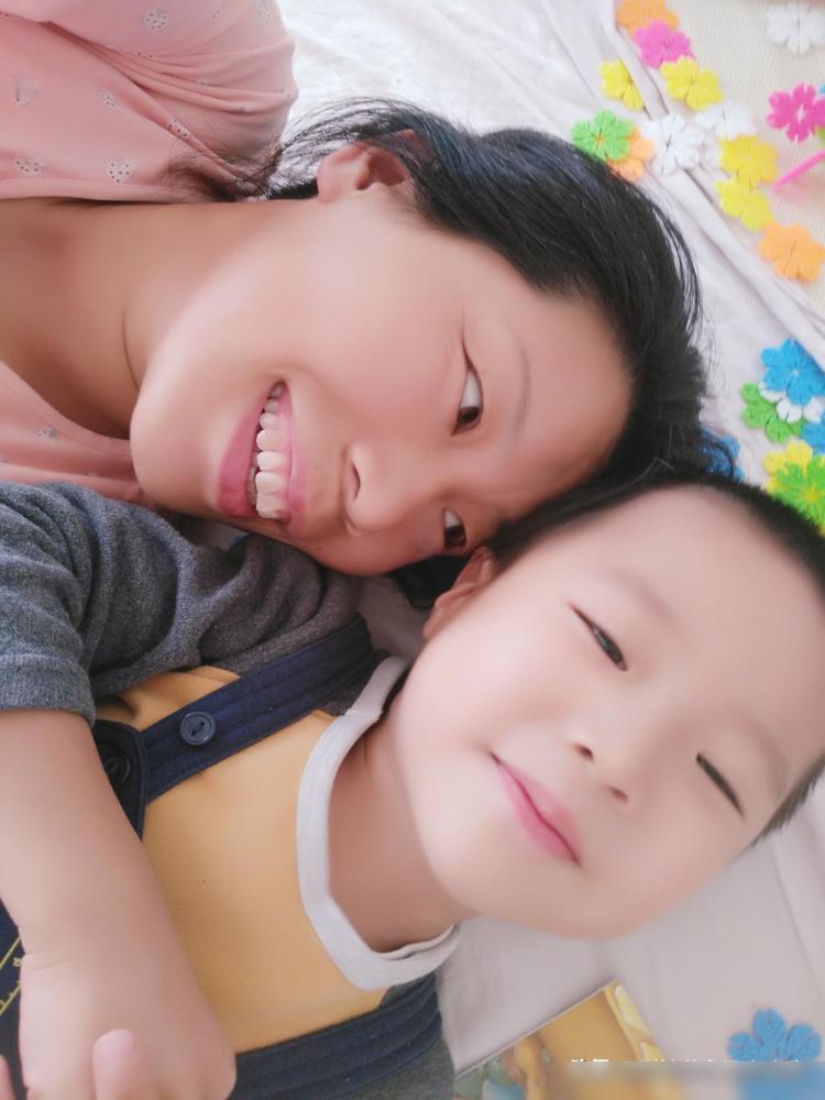 2013年夏天的时候，我怀着老二。老公从外面带回家来一对会相面的夫妻，说是在街上