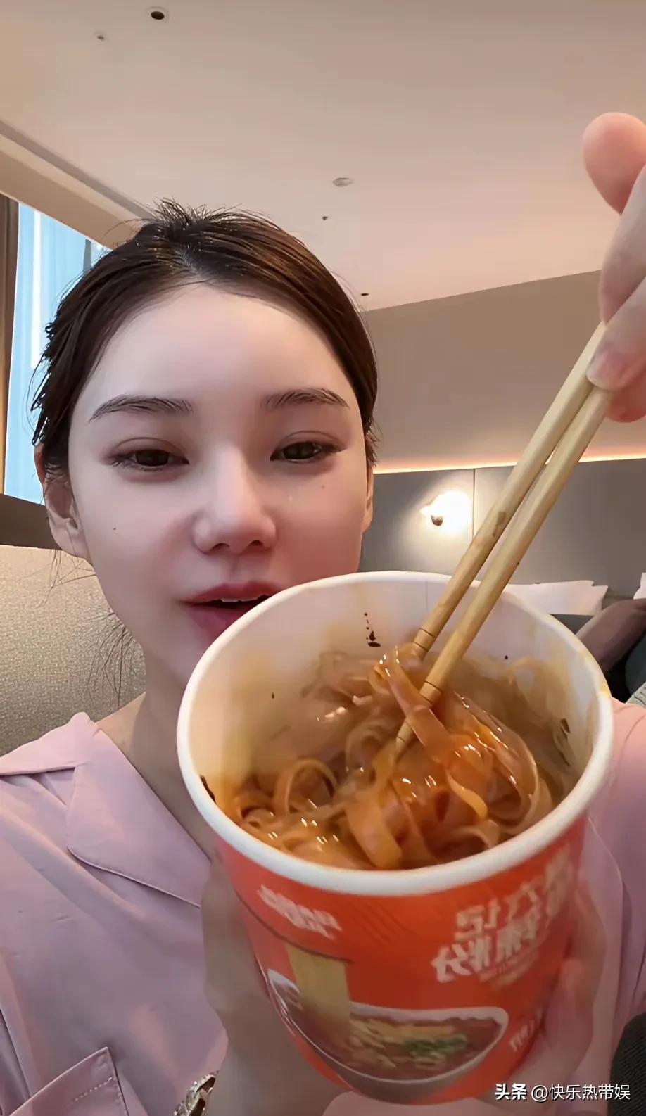 马筱梅心真大，还没有出月子就吃麻六记
或许她是想表达产品好，哺乳期都可以吃
但是