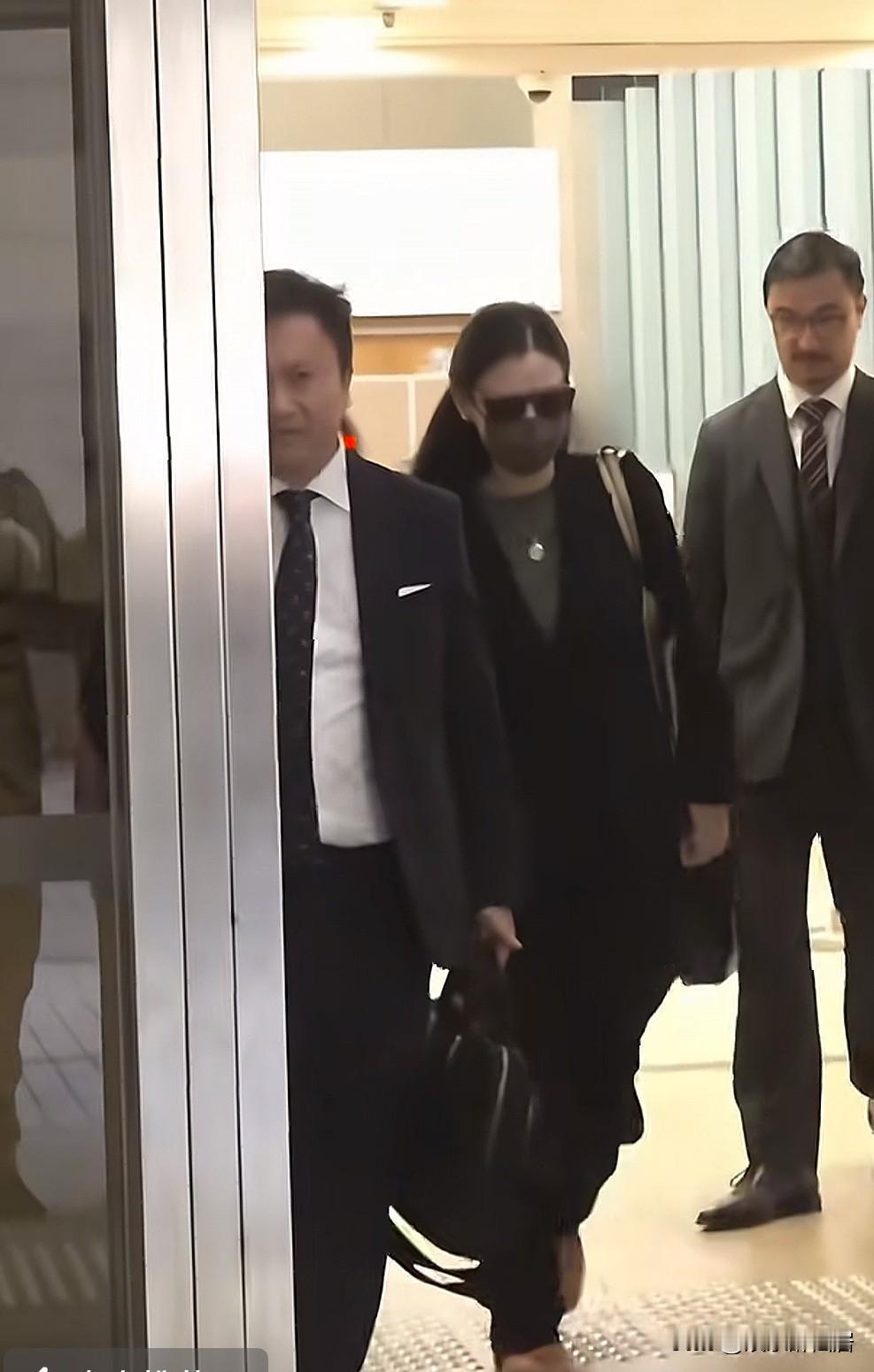 张柏芝最近是招惹谁了
总有人黑她
身为同性我真的觉得单亲妈妈挺难的
一个人抚养三