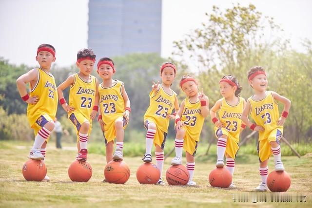 小学毕业的儿子要被足球俱乐部签约，能不能签啊？

首先，恭喜您的儿子能够被职业足