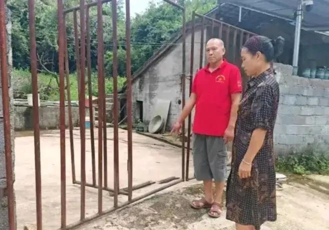 湖南一男子拿着个铁门栓，醉醺醺地闯进了一户人家家里。男子看到女主人和她的女儿后，