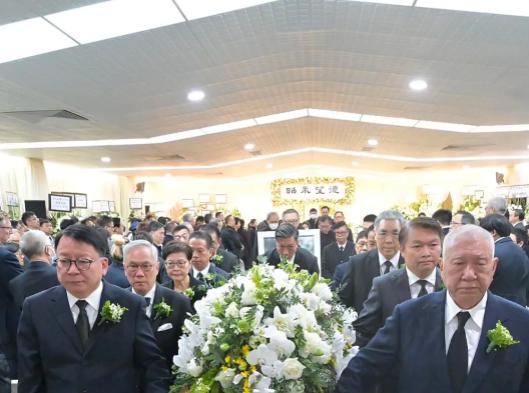 这场面真排场！[心]

12月5日这天，千亿赌王吕志和出殡！香港当地名流齐聚，就