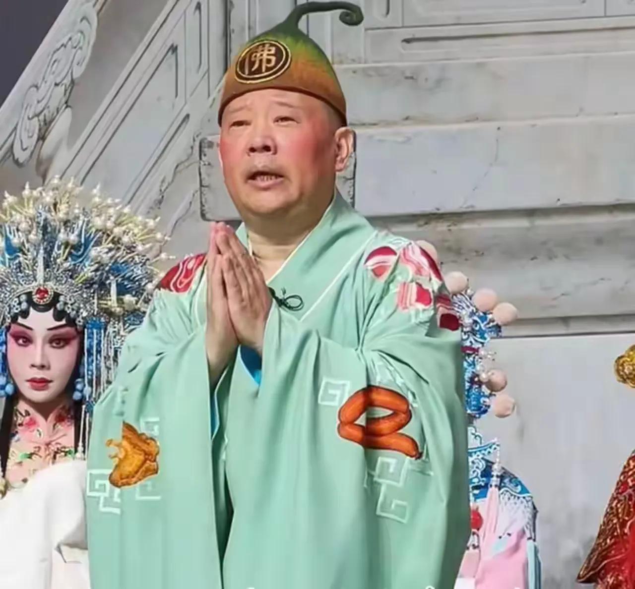 因为改变《弹起我心爱的土琵琶》，郭德纲被举报！
举报理由是，红歌，不容篡改！
举