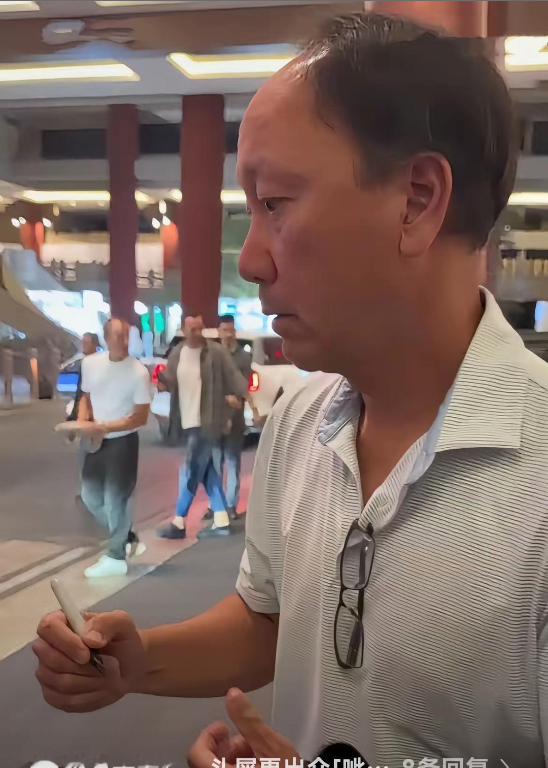 当年的海飞丝王子，头屑去无踪，现在也秃顶了。