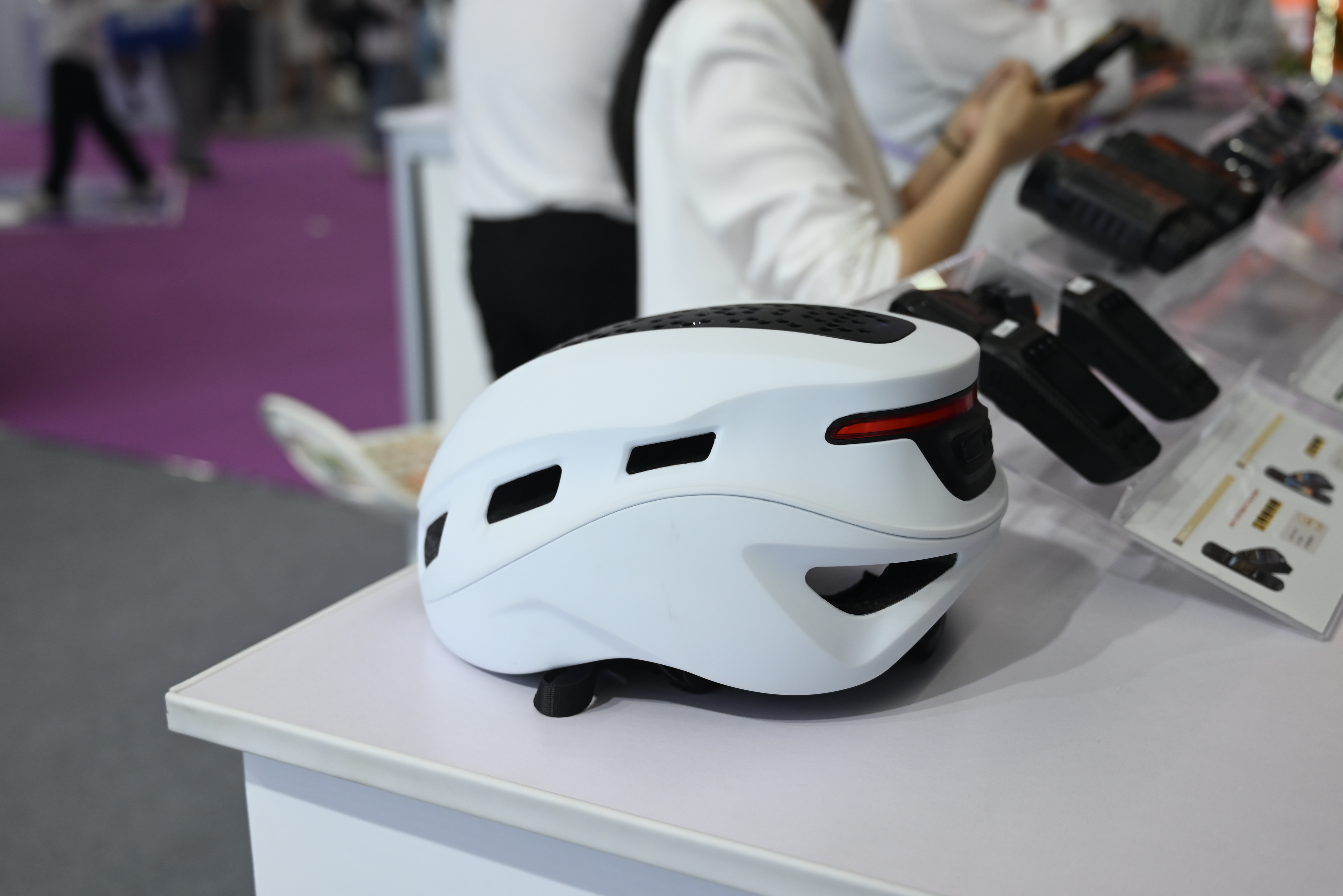 ieae国际消费类电子及家用电器展 我们在现场看到了一款新式头盔，可以通过蓝牙与