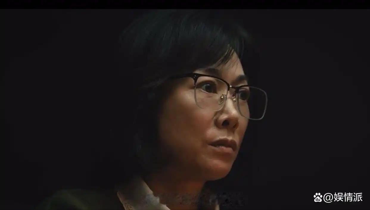 继续追剧《交锋》。

在昨晚的剧情中，终于揪出了内鬼李凤歌。

当一副冰凉的手铐